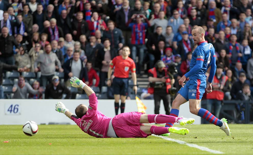 James Vincent segna il secondo e decisivo gol per l&#39;Inverness. Il Falkirk accorcer solo nel finale, ma non baster (Reuters)